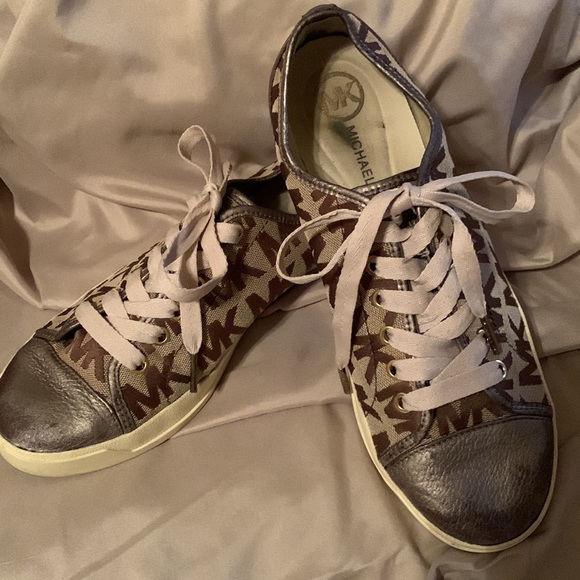 Michael Kors lace up tennis shoes - Picture 2 of 3